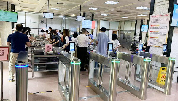 人臉識別技術應用！校園刷臉門禁系統